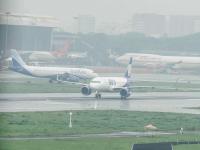 मुंबईतल्या मुसळधार पावसानं विमान सेवा प्रभावित, अनेक विमानांच्या मार्गात बदल - Marathi News | Mumbai's heavy rains affected the airline, changing the way of many | Latest mumbai Photos at Lokmat.com