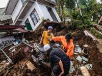 जगात सर्वाधिक मुस्लिम लोकसंख्या असलेला देश हादरला, १७ जणांचा बळी; भूस्खलनानंतर बसले दोन मोठे भूकंपाचे धक्के - Marathi News | The country with the largest Muslim population in the world was shaken, 17 people died; Two major earthquakes occurred after the landslide | Latest international News at Lokmat.com जगात सर्वाधिक मुस्लिम लोकसंख्या असलेला देश हादरला, १७ जणांचा बळी; भूस्खलनानंतर बसले दोन मोठे भूकंपाचे धक्के - Marathi News | The country with the largest Muslim population in the world was shaken, 17 people died; Two major earthquakes occurred after the landslide | Latest international News at Lokmat.com