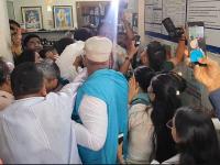 इंदूरमध्ये दूषित पाण्याचा कहर, विषारी पाण्यामुळे आतापर्यंत ८ जणांचा मृत्यू, हजारो जण बाधित - Marathi News | Contaminated water wreaks havoc in Indore, 8 people have died so far due to toxic water, thousands have been affected | Latest national News at Lokmat.com