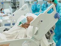 CoronaVirus : 72 वर्षांचे आजोबा 43 वेळा कोरोना पॉझिटिव्ह! त्रस्त होऊन पत्नीला म्हणाले- आता मरू दे; पण... - Marathi News | Corona Virus British man had covid-19 for 10 months in a row tested positive 43 times | Latest international Photos at Lokmat.com