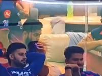 पंजाबविरुद्धच्या लढतीदरम्यान ड्रेसिंग रूमध्येच केलं स्मोकिंग, रियान पराग अडचणीत, व्हिडीओ व्हायरल - Marathi News | IPL 2026, PBKS Vs RR: During the match against Punjab, Riyan Parag was caught smoking in the dressing room, video goes viral | Latest cricket News at Lokmat.com