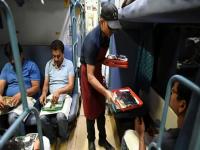 'या' ट्रेनला उशीर झाल्यास जेवणासह इतर सुविधा मिळतील मोफत - Marathi News | indian railways to offer free meals for delayed shatabdi rajdhani and duronto express passengers | Latest business Photos at Lokmat.com