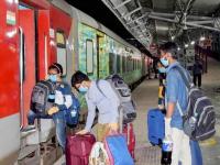 Fact Check: रेल्वेचे कन्फर्म रिझर्व्हेशन मिळाले नाही, तर प्लॅटफॉर्म तिकिटावर प्रवास करणे शक्य? - Marathi News | fact check over rail passengers can now travel in train with platform tickets | Latest fact-check Photos at Lokmat.com