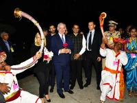 इस्त्रायलचे पंतप्रधान बेंजामिन नेतान्याहू यांचे मुंबईत मऱ्हाठमोळं स्वागत - Marathi News | warm welcome to Israel PM Benjamin Netanyahu and his wife Sara Netanyahu in marathi style by Maharashtra CM | Latest mumbai Photos at Lokmat.com