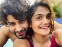 पाहा ईशा केसकर आणि ऋषी सक्सेनाचे रोमाँटिक फोटो, अशी सुरु झाली होती लव्हस्टोरी - Marathi News | See the romantic photo of isha keskar and rishi saxena, | Latest filmy Photos at Lokmat.com