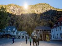 गावात तीन महिने सूर्यप्रकाश पडत नव्हता; गावकऱ्यांनी थेट स्वतःचा कृत्रित सूर्य तयार केला, पाहा... - Marathi News | italian-town-built-its-own-artificial-sun-italy-viganella-giant-mirrors | Latest jarahatke Photos at Lokmat.com