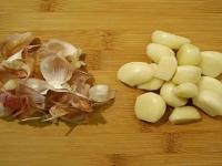 लसूण सोलण्यासाठी वापरा 'या' ५ ट्रीक; नखं न लावता झटपट लसूण सोलण्याचा सोपा फंडा - Marathi News | 5 simple tricks to peel garlic ]cloves easily | Latest food Photos at Lokmat.com