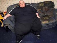 खरं की काय? रोज ११५ समोसे अन् १२ लीटर कोल्डड्रिंक्स प्यायचा, बटर चिकन खाता खाता आलं मरण - Marathi News | Britains former fattest man barry austin weighing 412 kg died eating 29 thousand calories daily | Latest jarahatke Photos at Lokmat.com