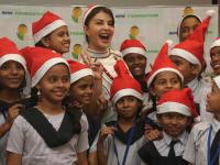 जॅकलीन फर्नांडिसने लहान मुलांसोबत केला ख्रिसमस साजरा - Marathi News | Jacqueline Fernandez celebrates Christmas with children | Latest filmy Photos at Lokmat.com