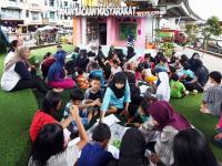 इथे गोंगाट केला तरी चालेल; लहान मुलांसाठी अनोखी लायब्ररी - Marathi News | No quiet rules at jakarta flyover library | Latest jarahatke Photos at Lokmat.com