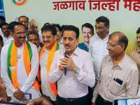 'आयात' विरुद्ध 'निष्ठावंत' भाजपात वाढला संघर्ष; मूळ कार्यकर्ते अस्वस्थ, बंडखोरी वाढणार - Marathi News | fierce competition for candidates within the BJP in the Jalgaon Municipal Corporation elections, rebellion is increasing | Latest jalgaon News at Lokmat.com