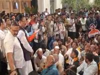 संभाजीनगरात 'हायव्होल्टेज' ड्रामा; जंजाळांच्या डोळ्यात अश्रू, शिरसाटांच्या घराबाहेर कार्यकर्ते जमा - Marathi News | Tears in the eyes of Shinde Sena district chief Janjal; activists gathered outside Shirsat's house | Latest chhatrapati-sambhajinagar News at Lokmat.com