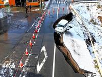 जपानमध्ये पुन्हा 'प्रलय'; ७.६ रिश्टरचा हाहाकार, इशिकावा किनारपट्टीवर त्सुनामीच्या लाटांची भीती, भूकंपाने रस्ते खचले - Marathi News | Massive 7.6 Magnitude Quake Rocks Japan Coast Tsunami Warning Issued for 10 Foot Waves | Latest international Photos at Lokmat.com