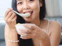 म्हणून जपानी लोक कायम दिसतात सडपातळ! पाहा, त्यांच्या ४ सोप्या सुटसुटीत सवयी... - Marathi News | Learn These 4 Eating Habits From Japanese People For Weight Loss 4 Japanese eating habits one should adopt to never gain excess weight 4 things to borrow from Japanese culture to never get fat | Latest sakhi Photos at Lokmat.com