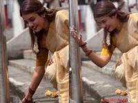 Jasmin Jaffar: बिग बॉस फेम जास्मीन जाफरने श्रीकृष्ण मंदिरातील तलावात धुतले पाय; व्हिडीओ व्हायरल, लोक भडकले - Marathi News | Bigg Boss fame Jasmin Jaffar washed her feet in the pond at Krishna temple; reel goes viral, what is Hindu temple controversy | Latest filmy Photos at Lokmat.com