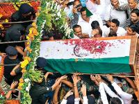 जय जवान... २०१८ मध्ये भारतमातेच्या रक्षणासाठी जिवाची बाजी लावणारे महाराष्ट्राचे सुपुत्र - Marathi News | flashback 2018 Salute to our soldiers who laid down their lives for our country | Latest maharashtra Photos at Lokmat.com