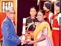 जयंत नारळीकर यांना मरणोत्तर विज्ञान रत्न पुरस्कार; मराठी शास्त्रज्ञांचाही राष्ट्रपतींकडून गौरव - Marathi News | Jayant Narlikar posthumously awarded Vigyan Ratna Award; Marathi scientists also honored by the President | Latest national News at Lokmat.com