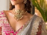 V नेक आकाराच्या ब्लाऊजवर शोभून दिसतात ६ नेकलेस! पाहा सुंदर लूकसाठी गळ्यात काय घालायचे... - Marathi News | Jewellery styling tips for v-neck necklace for v-neck blouse v-neck blouse jewellery ideas | Latest sakhi Photos at Lokmat.com