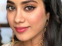 जान्हवी कपूरचे डोळे पाहिले, सुंदर! तिच्याकडून शिका आय मेकअप, पाहा फोटो - Marathi News | Janhvi Kapoor with beautiful eyes has special secrets of eye makeup. | Latest sakhi Photos at Lokmat.com