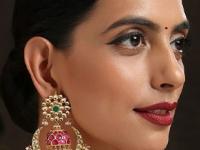 व्हाट झुमका!! लग्नसराईत घाला ‘असे’ मोठे कानातले, साध्या लूकवरही पाहणारे होतील फिदा - Marathi News | Wear these big earrings during the wedding season simple look ethnic wear look beautiful | Latest sakhi Photos at Lokmat.com