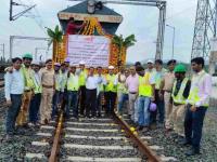 ‘जेएनपीए-वैतरणा’वर मालगाडी गेली निर्धाेक; 'डेडिकेटेड फ्रेट कॉरिडोर'अंतर्गत महत्त्वाचे पाऊल - Marathi News | Freight train passes safely on 'JNPA-Vaitarna'; Important step under 'Dedicated Freight Corridor' | Latest mumbai News at Lokmat.com