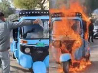 Viral Video: ई- रिक्षा शोरूमबाहेर नेली अन् पेट्रोल टाकून पेटवून दिली; तरुणानं असं का केलं? - Marathi News | Jodhpur Man Sets His Own E-Rickshaw on Fire Outside Bajaj Showroom | Latest social-viral News at Lokmat.com