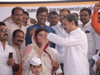 Sambhajiraje: ... म्हणून संभाजीराजेंनी पत्नी संयोगीताराजेंनाही ज्यूस पाजला - Marathi News | Sambhajiraje: ... So Sambhaji Raje gave juice to his wife Sanyogitaraje after strike agitation | Latest mumbai Photos at Lokmat.com