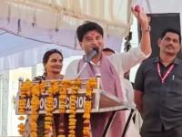 "५१ अंशांच्या उन्हातही काही होणार नाही, माझ्या गाडीत AC चालत नाही"; ज्योतिरादित्य शिंदेंनी सांगितला उष्णतेच्या लाटेपासून बचावाचा देशी उपाय! - Marathi News | Nothing will happen even in 51 degree heat AC is not working in my car Jyotiraditya Scindia reveals indigenous solution to protect against heatwave | Latest national News at Lokmat.com