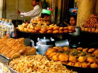 खाण्याचे शौकीन आहात तर मग देशातील 'या' पाच खाऊ गल्लींना नक्की भेट द्या - Marathi News | indias 5 city offering best street food | Latest food Photos at Lokmat.com