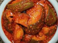 पारंपरिक पद्धतीचं आंबट-गोड कैरीचं लोणचं! ५ टिप्स- वर्षभर टिकेल, बुरशीही लागणार नाही... - Marathi News | How to Make Perfect traditional Raw Mango Pickle at Home 5 simple tips before making pickle | Latest sakhi Photos at Lokmat.com