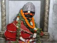 कुठे आहे दक्षिणमुखी काळ्या हनुमानाचं मंदिर?; वर्षातून केवळ १ दिवसच मिळतं दर्शन - Marathi News | What is the history of Kale Hanuman Temple in Varanasi? | Latest bhakti Photos at Lokmat.com