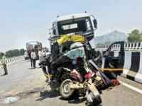 अवैध प्रवासी वाहतूक बेतली जिवावर, ११ जणांचा मृत्यू, कल्याण-मुरबाड महामार्गावर नेमका कसा घडला अपघात? - Marathi News | Illegal passenger transport takes lives, 11 people die, how exactly did the accident happen on the Kalyan-Murbad highway? | Latest thane News at Lokmat.com