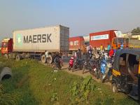 कंटेनर शिरला थेट वारकऱ्यांच्या दिंडीत, १० जखमी, एका महिलेचा चिरडून मृत्यू, जुन्या पुणे मुंबई हायवे मार्गावरील घटना - Marathi News | Container enters directly into the path of the Warkari, 10 injured, one woman crushed to death, incident on the old Pune Mumbai highway | Latest pune News at Lokmat.com