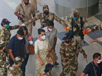 कंगना राणौतचा पुढचा 'निशाणा' ठरला; मुंबईत येताच गियर बदलला - Marathi News | Kangana Ranaut hits out at cm uddhav thackeray after reaching mumbai | Latest politics Photos at Lokmat.com