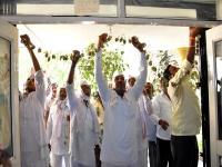 कृषी आढावा बैठकीत नुकसान भरपाईसाठी शेतक-यांचा आत्मदहनाचा प्रयत्न - Marathi News | Farmer's Rada at Agriculture Review Meeting! | Latest chhatrapati-sambhajinagar Photos at Lokmat.com