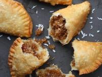 करंज्या तेलात फुटतात, मऊ पडतात? ७ टिप्स - होतील खुसखुशीत, एकही करंजी फुटणारी नाही - Marathi News | Diwali faral tips How to prevent karanji from bursting while frying Best tips for making crispy karanji at home | Latest sakhi Photos at Lokmat.com