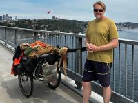 गेली २७ वर्षे झाली तो चालतोच आहे! एका ध्येयवेड्या सैनिकाची अचाट पृथ्वी प्रदक्षिणा - Marathi News | It's been going on for 27 years! A goal-oriented soldier's epic journey around the world | Latest international News at Lokmat.com