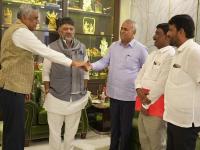 डीके शिवकुमार यांच्या आमदारांशी गाठीभेटी; उद्या सकाळी मुख्यमंत्री सिद्धरामय्यांसोबत ब्रेकफास्ट करणार... - Marathi News | Karnataka politics: DK Shivakumar meets with MLAs; Will have breakfast with Chief Minister Siddaramaiah tomorrow morning... | Latest national News at Lokmat.com डीके शिवकुमार यांच्या आमदारांशी गाठीभेटी; उद्या सकाळी मुख्यमंत्री सिद्धरामय्यांसोबत ब्रेकफास्ट करणार... - Marathi News | Karnataka politics: DK Shivakumar meets with MLAs; Will have breakfast with Chief Minister Siddaramaiah tomorrow morning... | Latest national News at Lokmat.com