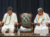 कर्नाटक सत्तासंघर्ष : "जनादेश एका क्षणाचा नाही तर पाच वर्षांचा..."; CM-DCM यांचं वाक्युद्ध  - Marathi News | Karnataka power struggl Mandate is not for a moment but for five years CM-DCM exchange verbal barbs | Latest national News at Lokmat.com