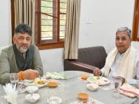 मुख्यमंत्रिपदावरून तणावानंतर सिद्धारामैय्या आणि शिवकुमार यांच्यात 'ब्रेकफास्ट पे चर्चा', मतभेद मिटणार?काँग्रेसमधील संकट टळणार? - Marathi News | After tension over the Chief Minister's post, a meeting and a hot breakfast, will the differences between Siddaramaiah and Shivakumar be resolved? | Latest national News at Lokmat.com