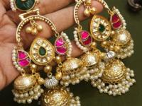 लग्नसराईसाठी खास काश्मिरी देझुर झुमक्यांची ट्रेंडिंग फॅशन! डिझाईन्स इतके मोहक की, दिसाल काश्मीर की कली... - Marathi News | Kashmiri Dejhoor Jhumka Earrings Designs for Wedding Season traditional kashmiri dejhoor earrings | Latest sakhi Photos at Lokmat.com