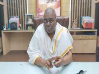 १४ एकरात आश्रम, ३ वर्षात कोट्यवधीचं साम्राज्य; शेतकरी नेता कसा बनला करौली बाबा? - Marathi News | 14 acre ashram, crores empire in 3 years; How did Farmer Leader Santosh Singh Bhadoriya become an Karoli Baba? | Latest national Photos at Lokmat.com