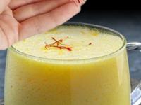 खाद्यपदार्थांमध्ये वापरलं जाणारं केशर किती महाग आहे? कुठे होती शेती? - Marathi News | How expensive is saffron, which is used in food? Where was it cultivated? | Latest business Photos at Lokmat.com