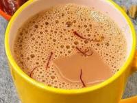 एक केसर चाय की प्याली हो! रिमझिम पावसात प्या केशर चहा, मन आनंदी करणारी स्पेशल चहा रेसिपी - Marathi News | kesar chai recipe, how to make kesar chai, monsoon special recipe of kesar chai | Latest sakhi Photos at Lokmat.com