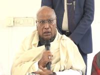 'मोदी-शाहांना जोरदार चपराक', नॅशनल हेराल्ड प्रकरणावरुन मल्लिकार्जुन खरगेंनी तोफ डागली - Marathi News | National Herald Case: 'A big slap to Modi-Shah', Mallikarjun Kharge hits out at the government over the National Herald case | Latest national News at Lokmat.com