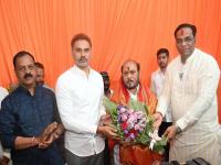 खेडमध्ये वैभव खेडेकरांच्या पदरी निराशा; पत्नीचा उमेदवारी अर्ज मागे घेण्याची आली वेळ, काय घडलं? - Marathi News | Vaibhav Khedekar disappointment in Khed; It's time for his wife to withdraw her candidacy for nagaradhyaksha due to mahayuti | Latest ratnagiri News at Lokmat.com