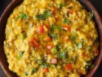 झगमगाटाच्या जगात 'कंफर्ट फूड'चा विजय; न्यू इयरच्या रात्री फूड अँपवर ९,४१० लोकांची 'खिचडी'ला पसंती  - Marathi News | 'Comfort food' triumphs in a world of chaos; 'Khichdi' preferred on food app on New Year's Eve | Latest sakhi News at Lokmat.com