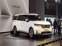 Kia Motors : Kia ने लॉन्च केली सर्वात मोठी कार, 11 जणांना आरामात प्रवास करता येणार - Marathi News | Kia Motors: largest car launched by Kia, 11 people can comfortably seat | Latest auto Photos at Lokmat.com