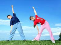 मुलांसोबत मस्ती करत व्यायाम करण्याच्या या बेस्ट पद्धती, नक्की वाचा - Marathi News | exercise to get kids in these fun ways | Latest relationship Photos at Lokmat.com