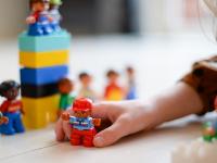 मुलांच्या खाणं आणि अभ्यासाव्यतिरिक्त खेळण्यांवरही लक्ष द्या - Marathi News | child development things to keep in mind while choosing safe toys | Latest relationship Photos at Lokmat.com